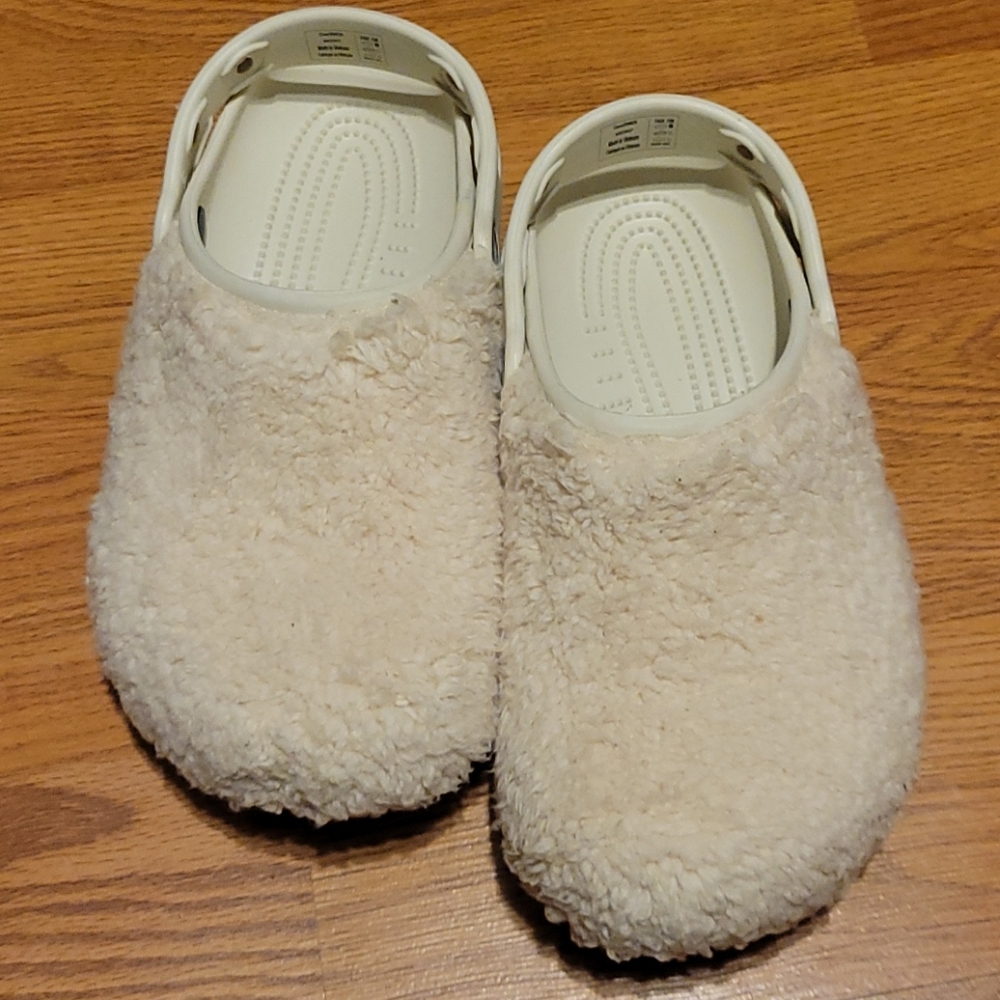 W7 Crocs